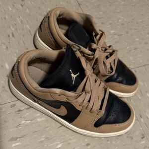 Nike Jordan 1 women’s 6.5 Black and Tan Athletic Shoes